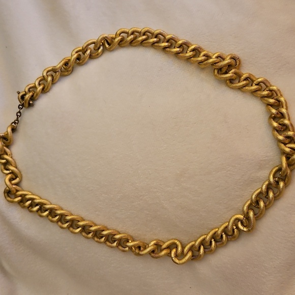 Vintage AVON 1976 Brushed Chunky Gilded Links Chain Necklace - Picture 2 of 8